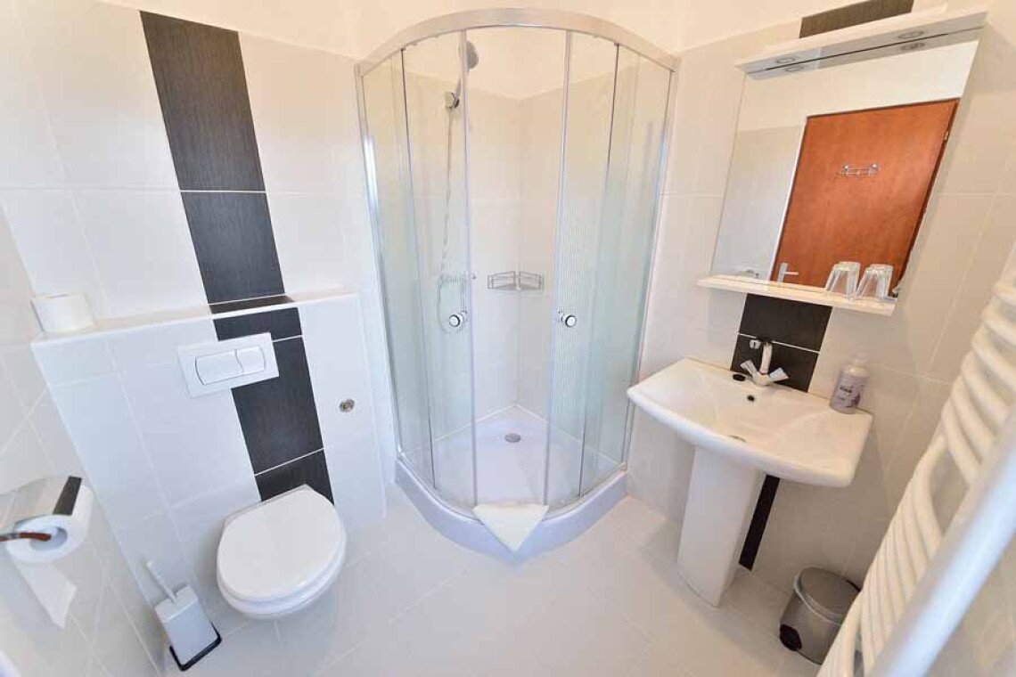 pocz_pinceszet_vendegszoba_furdo