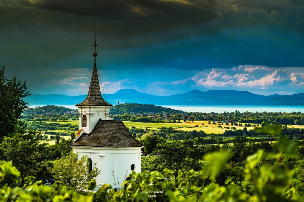 Szent Donát-kápolna – Kortyolj bele a balatoni panorámába!